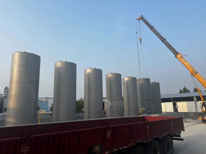 河南新鄉(xiāng)出發(fā)安裝40m3不銹鋼儲罐 ，表面噴砂處理